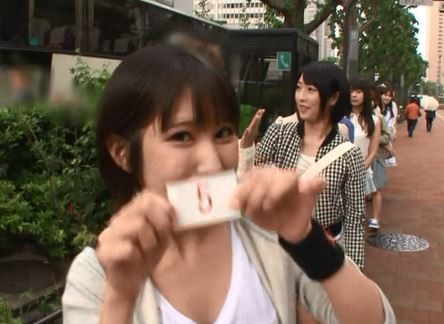 湊莉久(みなとりく)さん。いつも元気。ロック好きということで、左手のリストバンドは大好きな「KISS」のロゴがついてます。私のフェイバリット女優。(ロック好きで元気で可愛いって最高!)