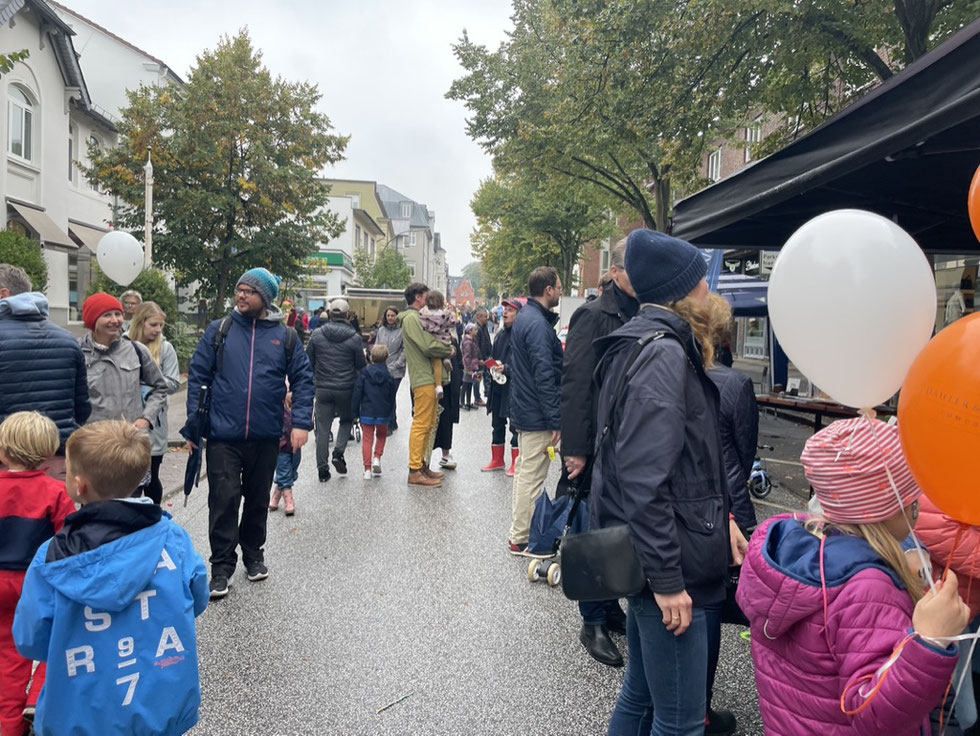 Straßenfest 2022: Buntes Treiben unter grauem Himmel