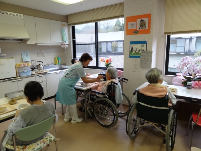 快適に食事が行えるように，職員が心を込めてお手伝いいたします。