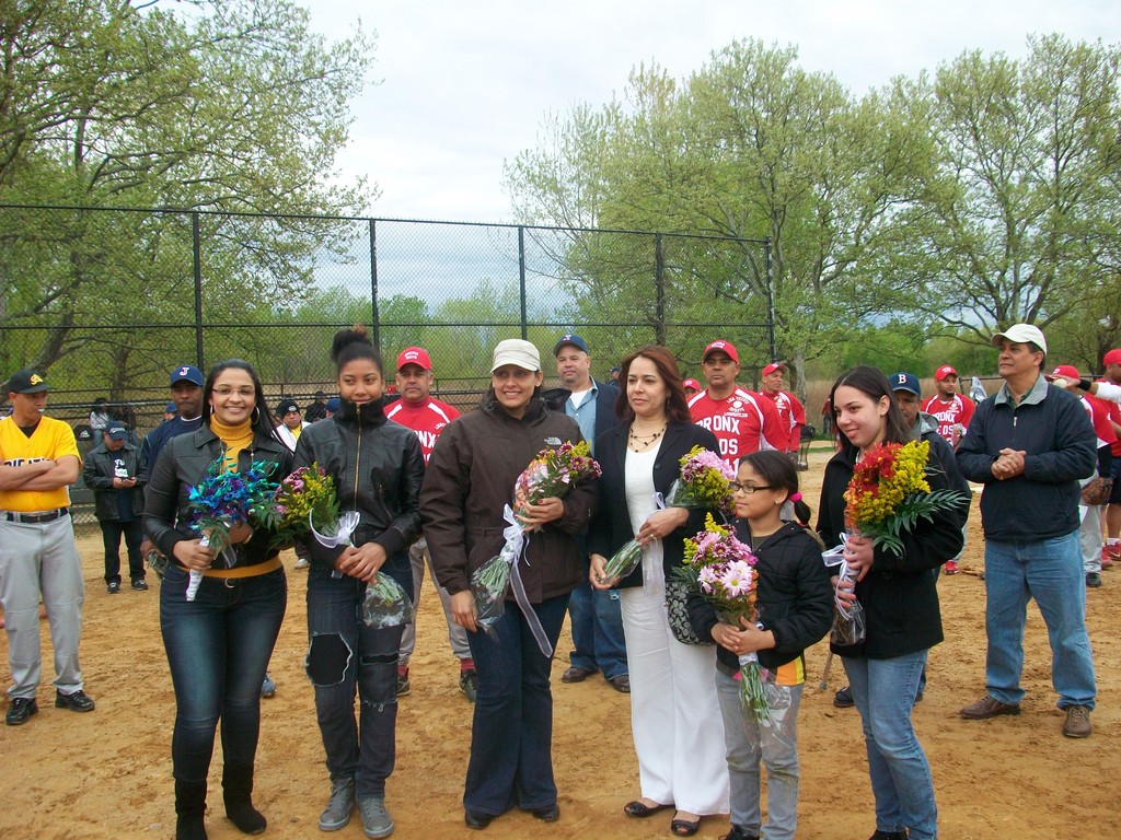 Las Madrinas de los equipos Intercambian la flores