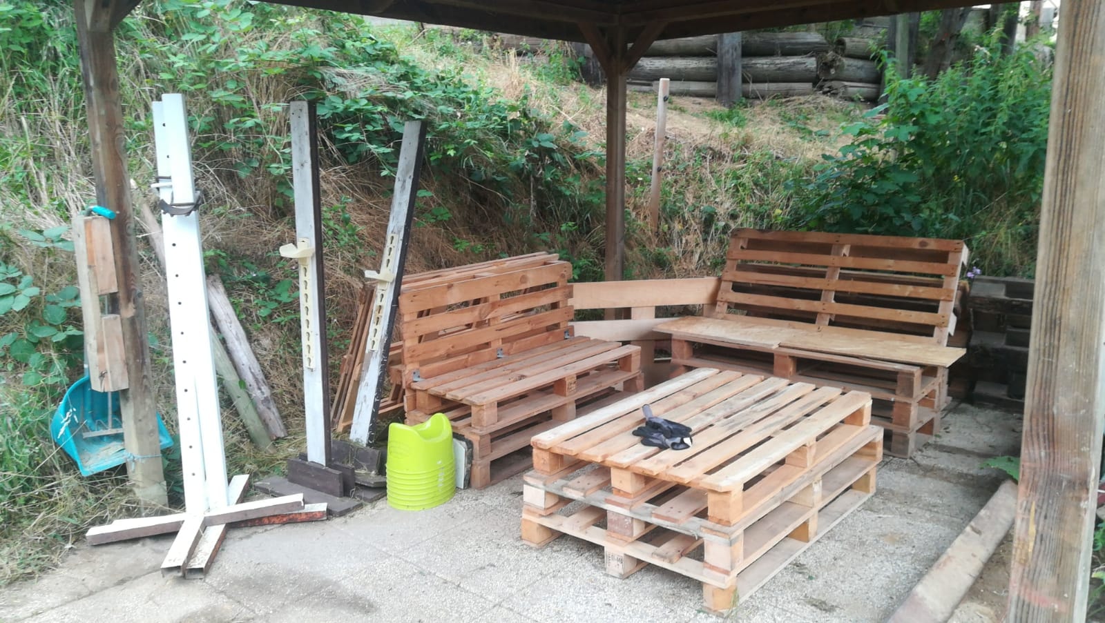 Unterer Pavillon am Reitplatz bietet jedem Trainer die Chance, sich kurz auszurasten :)