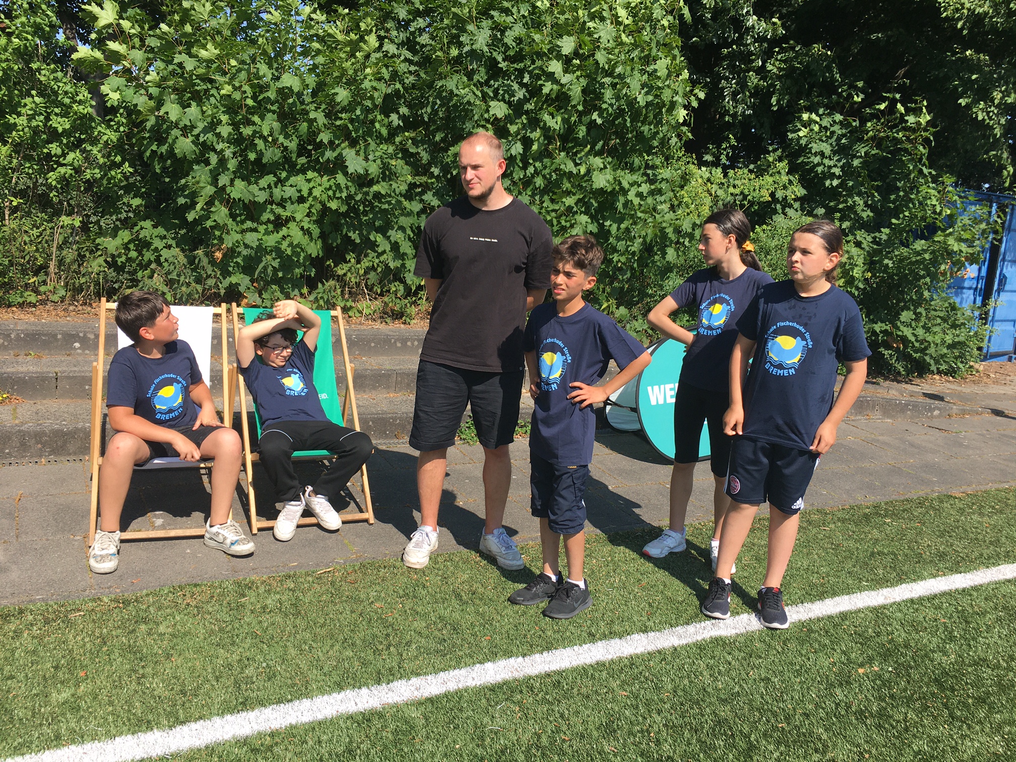 Kinder und Trainer bei einem Spiel zum Werder-Grundschul-Cup 2022
