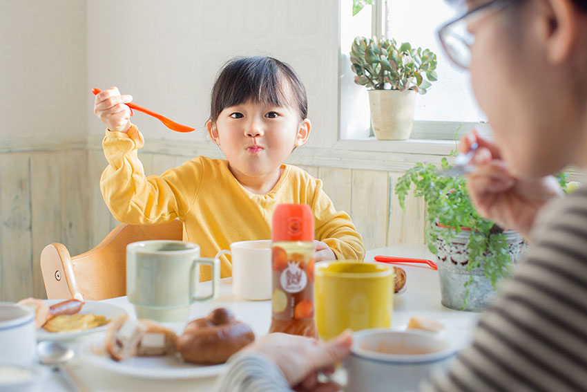 野菜嫌いの子どもが、口いっぱいに頬張って美味しそうに食べている様子