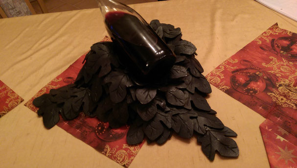 Weinhalter aus geschmiedeten Weinblättern