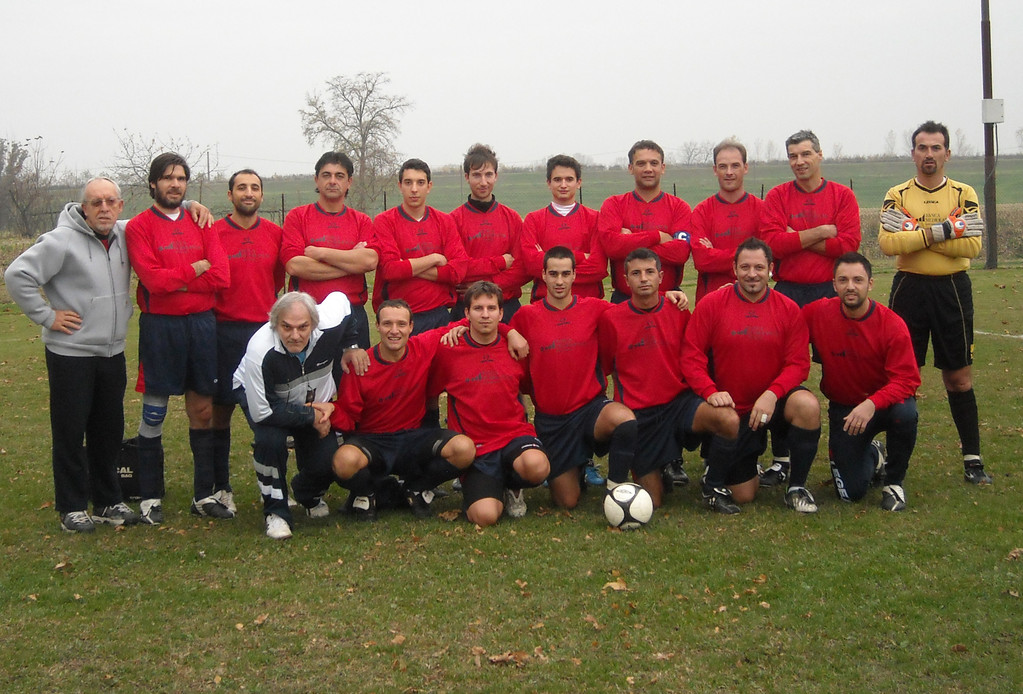 AMATORI 2010-11 in piedi da sx: Vassalli (all), Fabbretti, Alberghini, Marangoni, Cardinali, Costantini, Grazzi D., Giliberti, Marini, Finardi, accosciati: Lunati, Bagattini, Tredesini, Scanelli, Balboni, Cecchini, Di Matto.