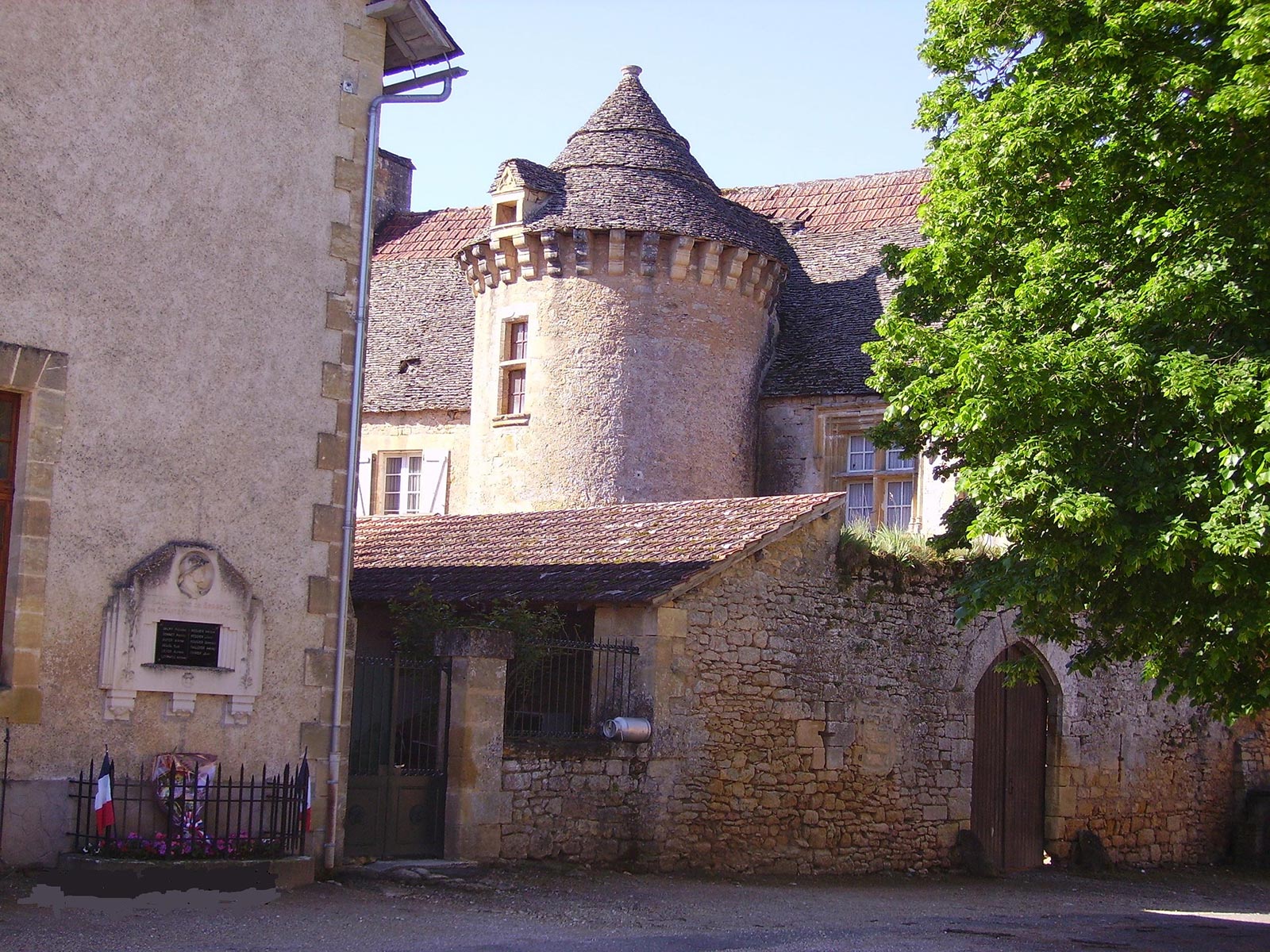 Un petit château dans le village de Sergeac