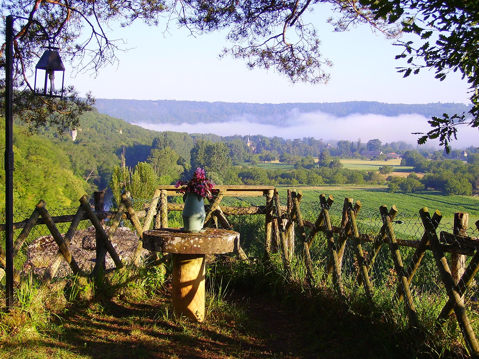 sur un piton rocheux surplombant la Vézère