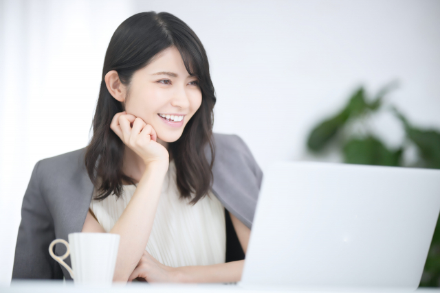 セルフカラーコーディネーター養成講座［体験ガイダンス］を受講する女性