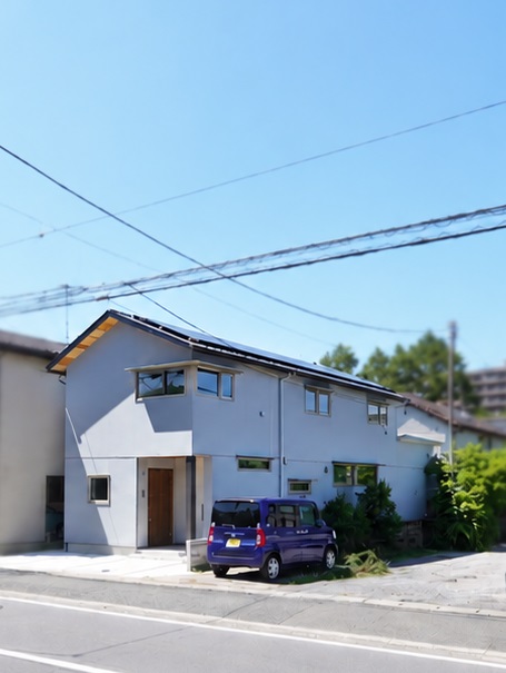 千葉県に建つ高断熱住宅「検見川の住まい」。断熱等級6、太陽光発電10.88kW、おひさまエコキュートを採用し、1年間の電力収支がほぼゼロとなった実測データを公開しています。