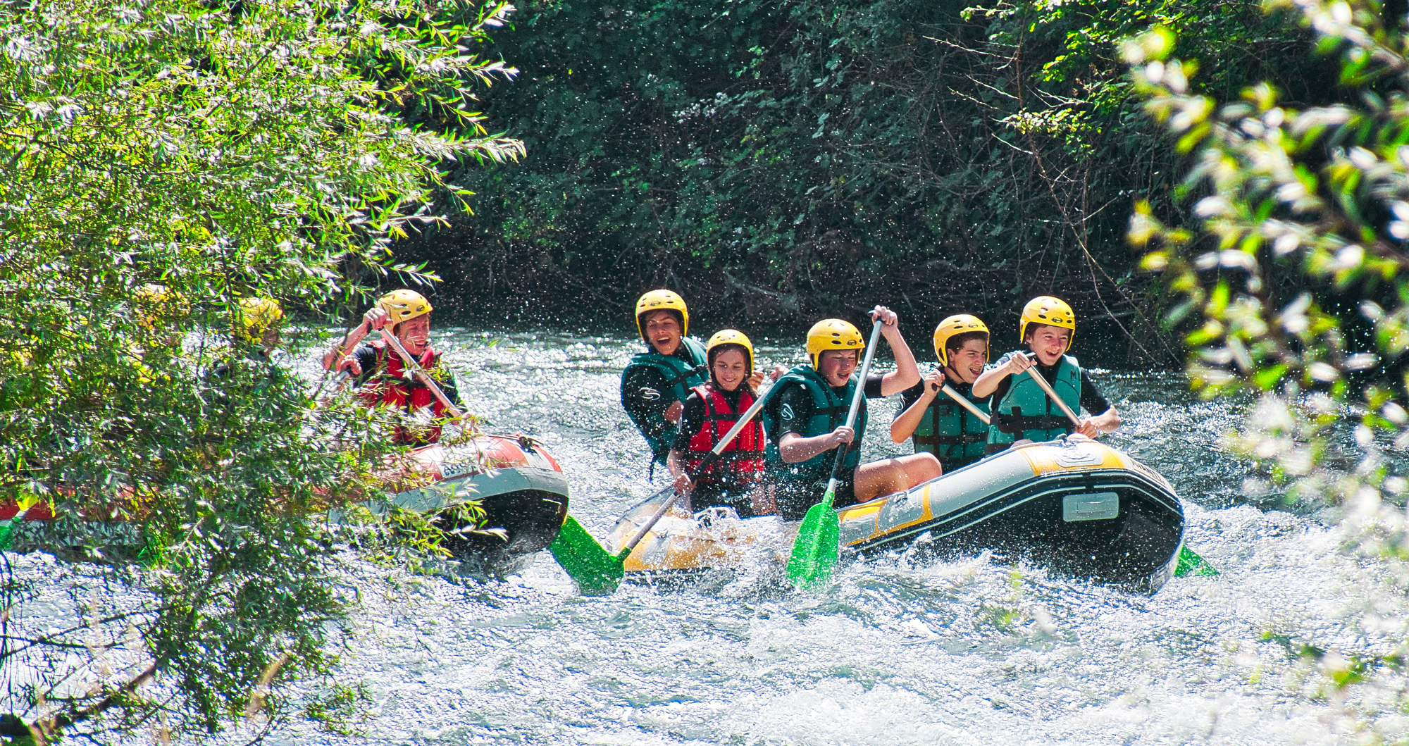 Rafting et kayak sur le gave de Pau à Saint-Pé-de-Bigorre dans les  Hautes-Pyrénées - Office de Tourisme de Saint-Pé-de-Bigorre dans les  Hautes-Pyrénées, image size:2000x1059