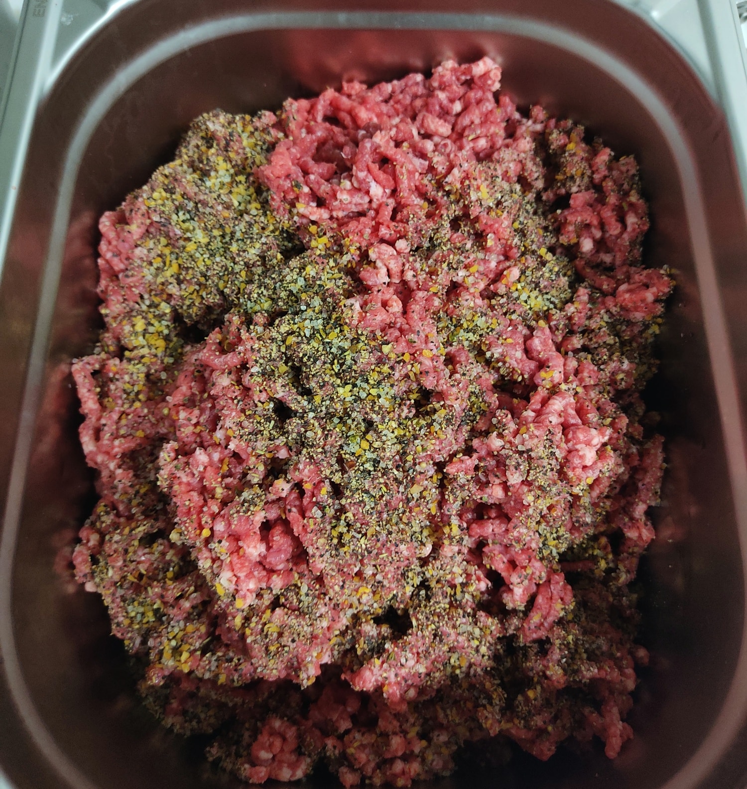Préparation de viande hachée pour façonner les steaks au Motor Grill