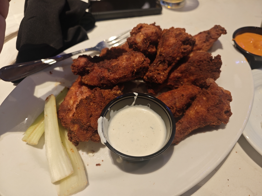 Ailes de poulet et sauce ranch au bar des sports au Live! Bossier City