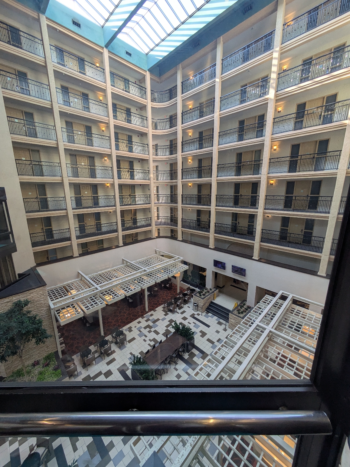 Hall vue d'en haut à Embassy suites