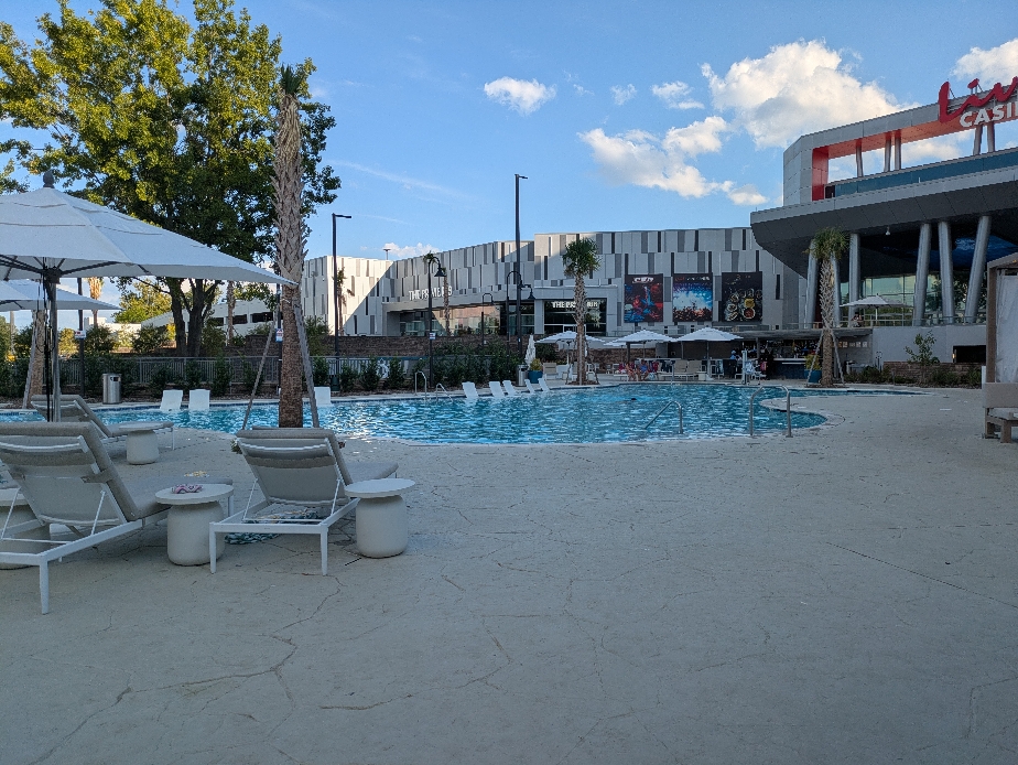 Piscine extérieur au Live! Bossier City