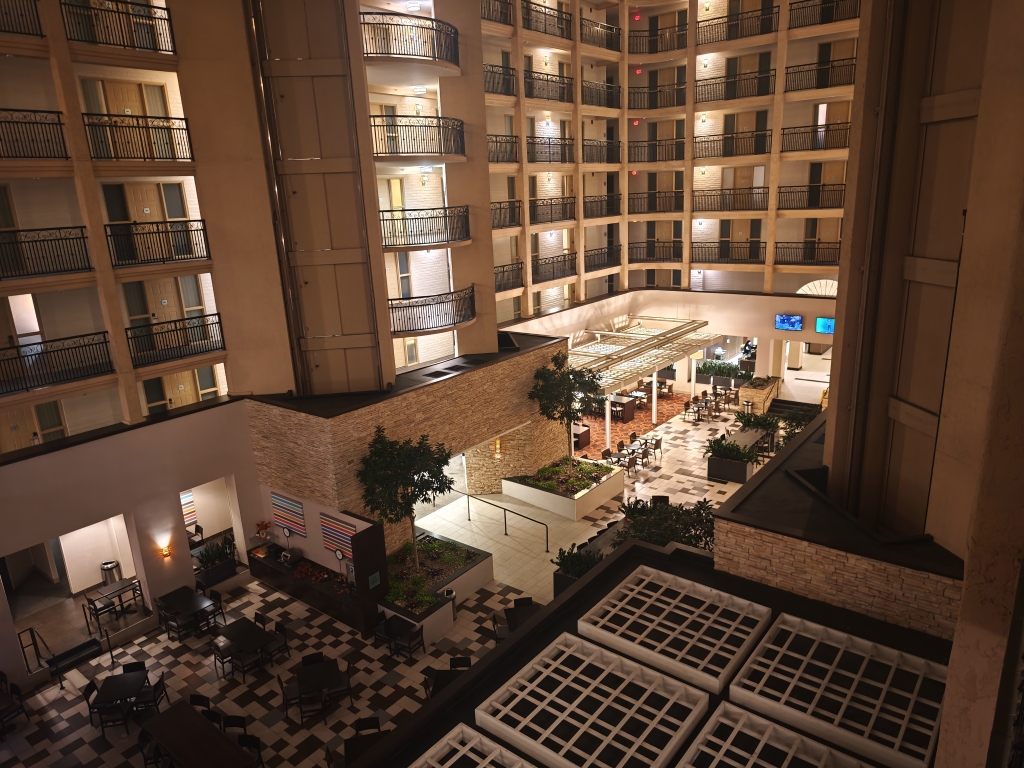 Hall vue d'en haut de nuit à Embassy suites