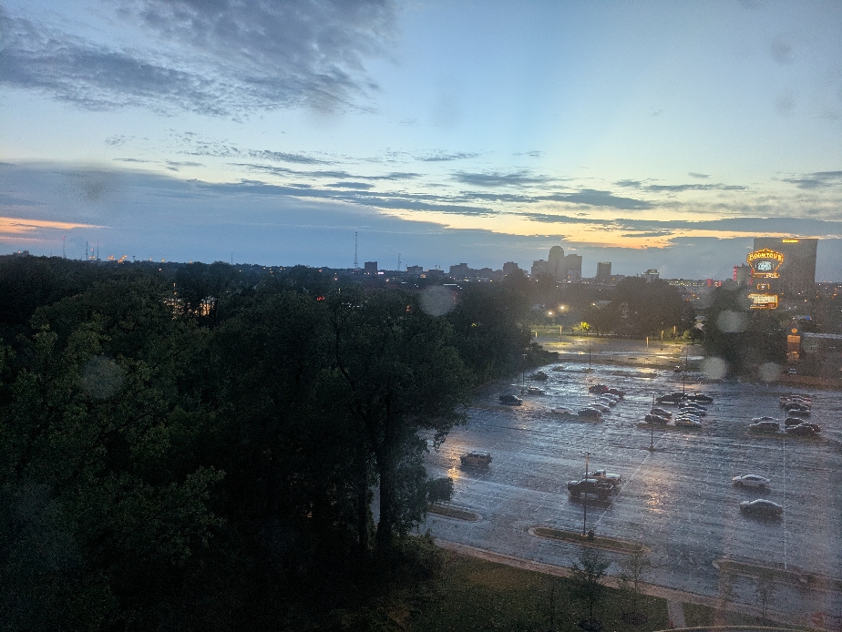 Observation de la pluie depuis la chambre 1038 au Live! Bossier City