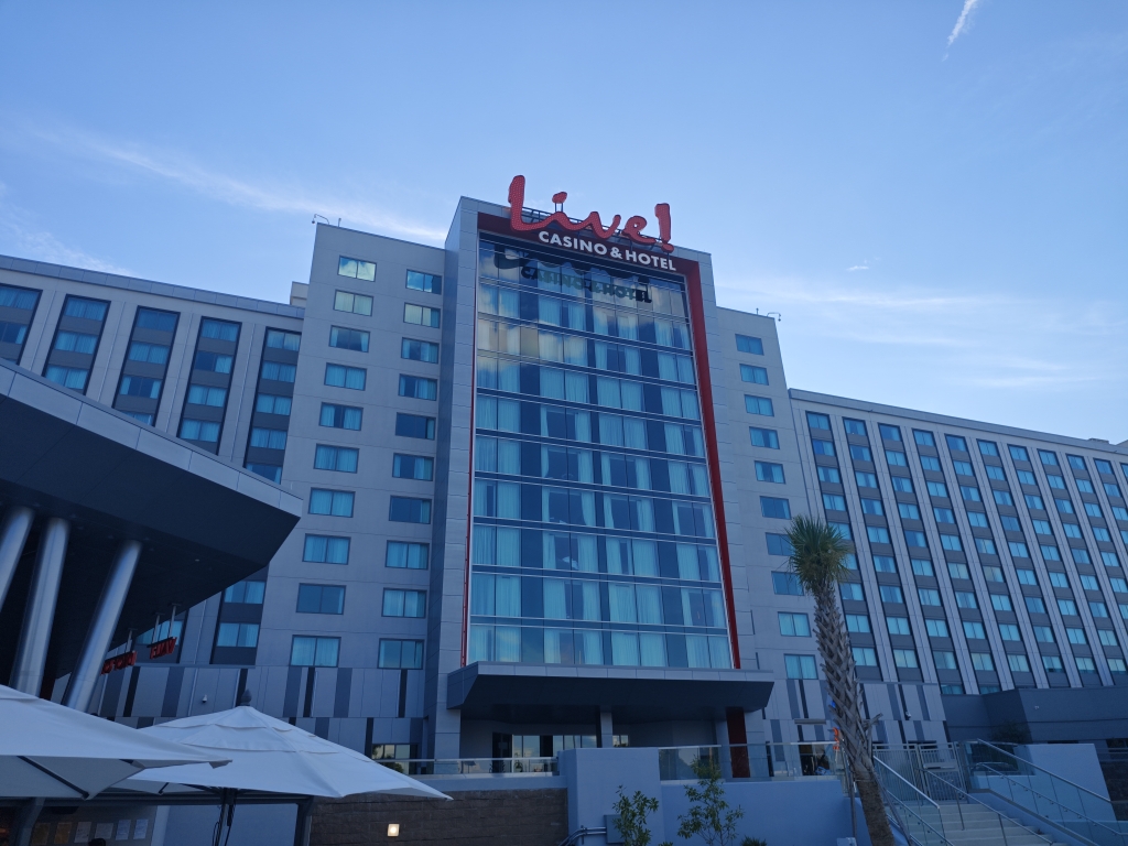 Vue façade depuis la piscine au Live! Bossier City
