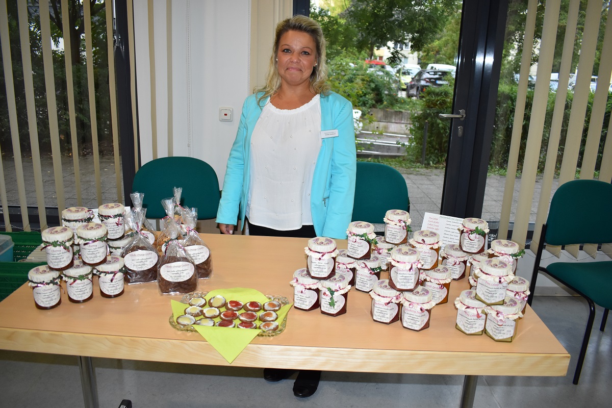 Heimatverein Prohlis organsiert nicht nur den Tombolaverkauf, auch selbstgemachte Marmelade wird zur Finanzierung des Festes verkauft 