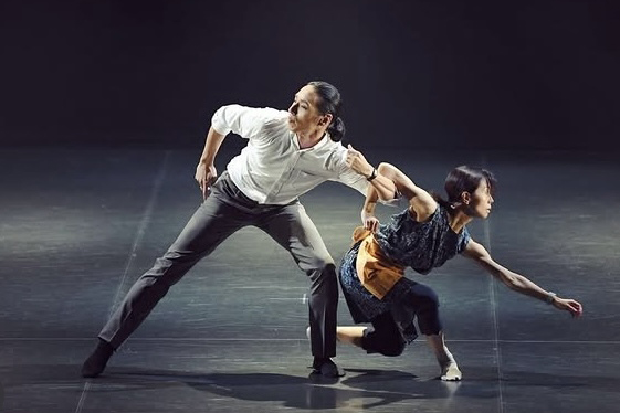 コンテンポラリー作品を踊る男性ダンサー-あるとりえ 