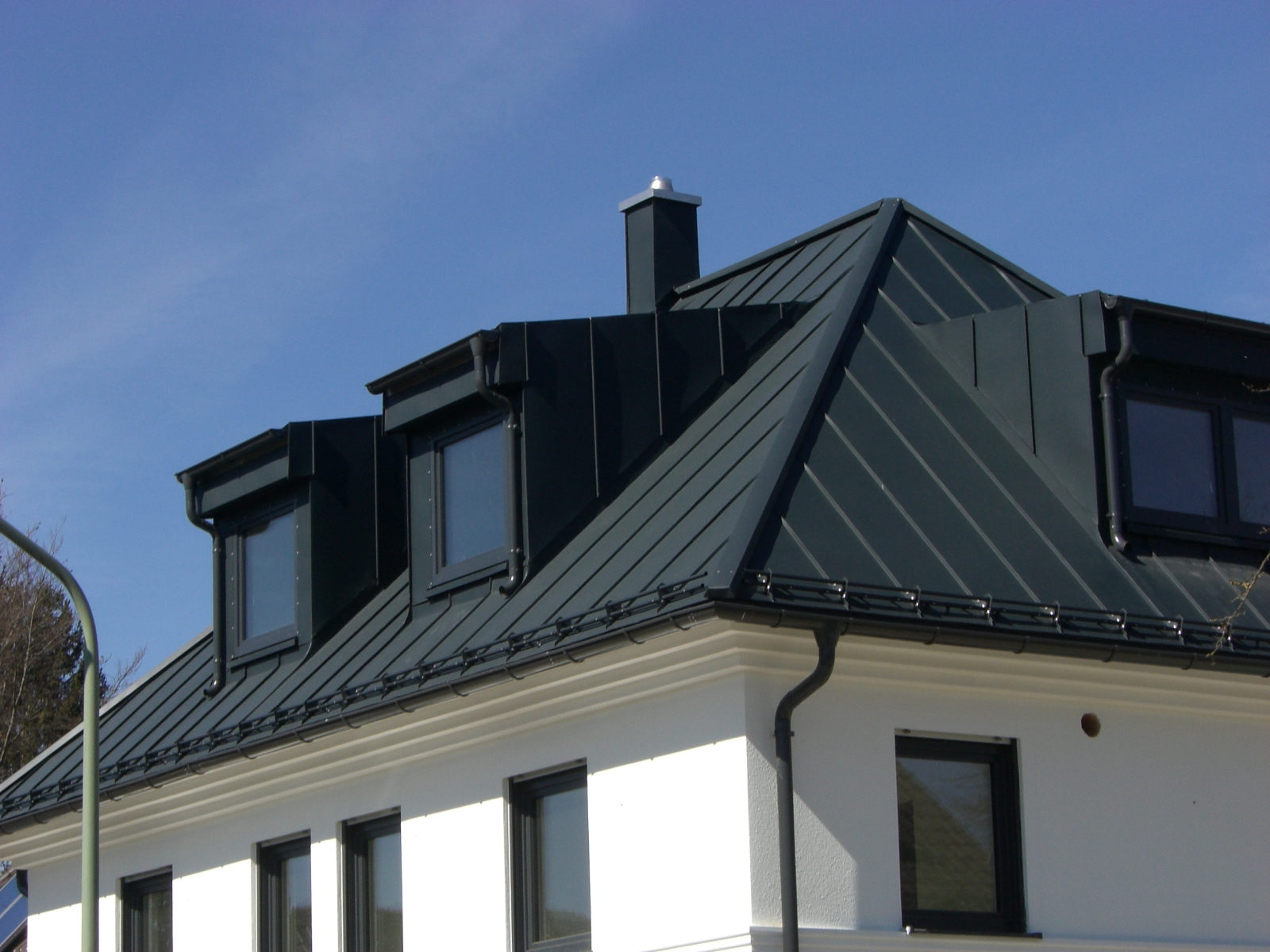 Steildach mit Dachgauben aus beschichtetem Aluminium Prefa P10 