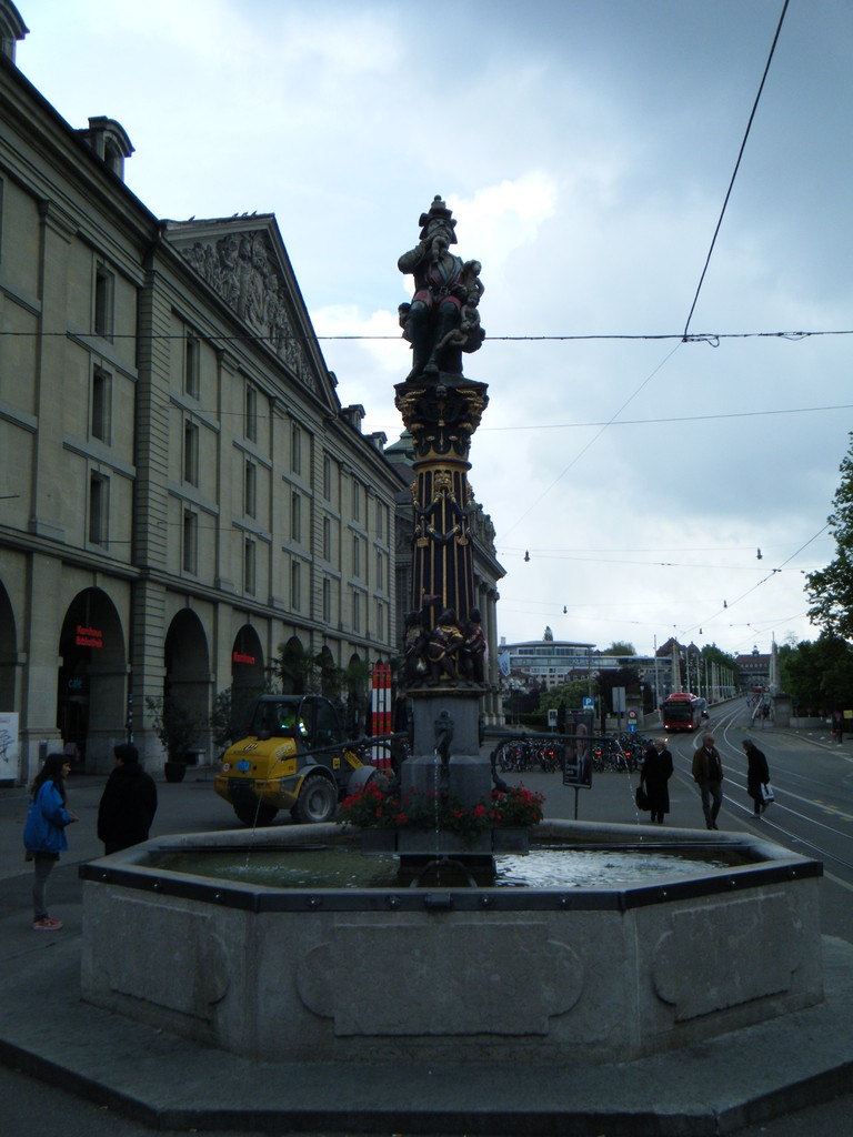 Une des innombrables fontaines colorées de Berne