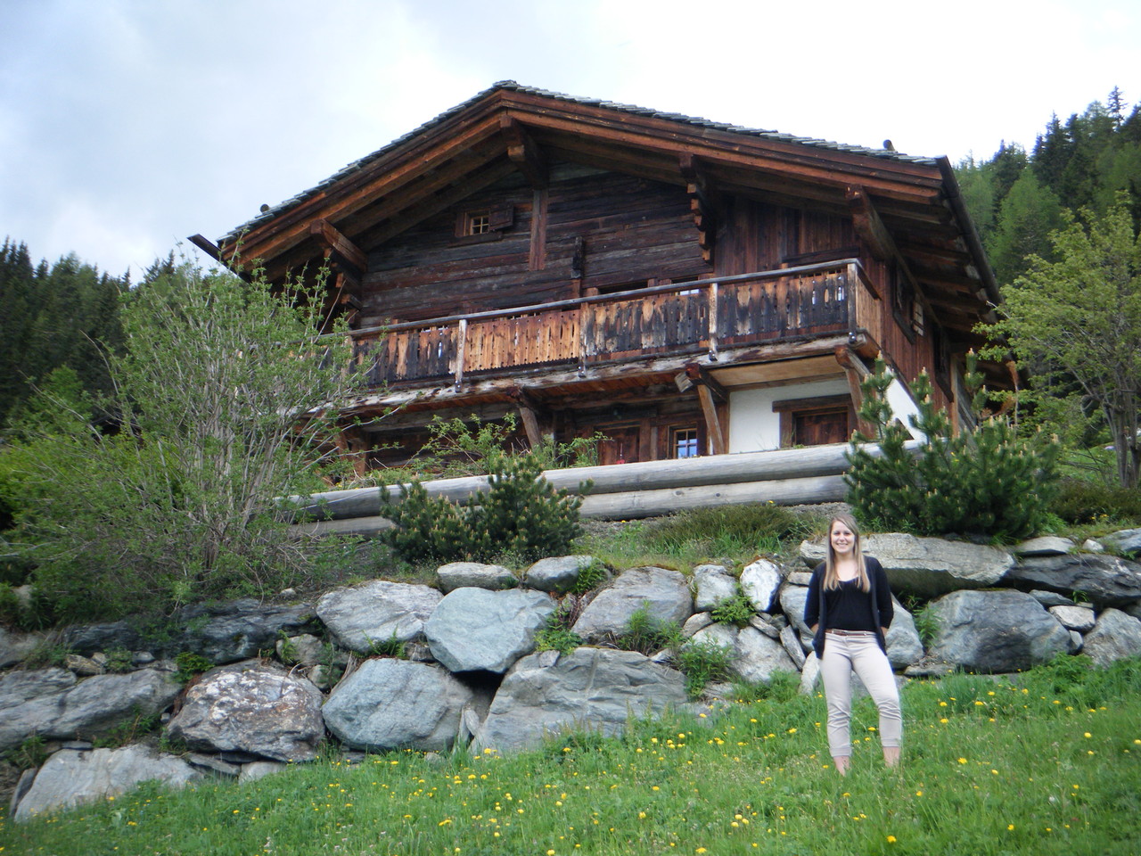 Josianne devant le chalet