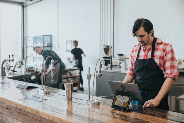 Barista mit Tablet