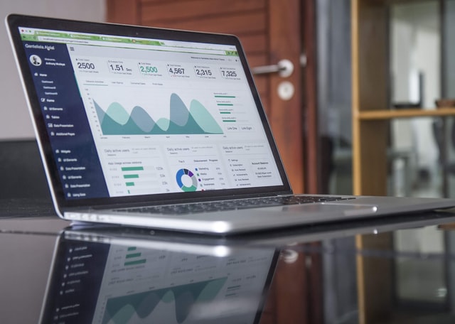 Laptop mit Analyse Tools auf dem Bildschirm