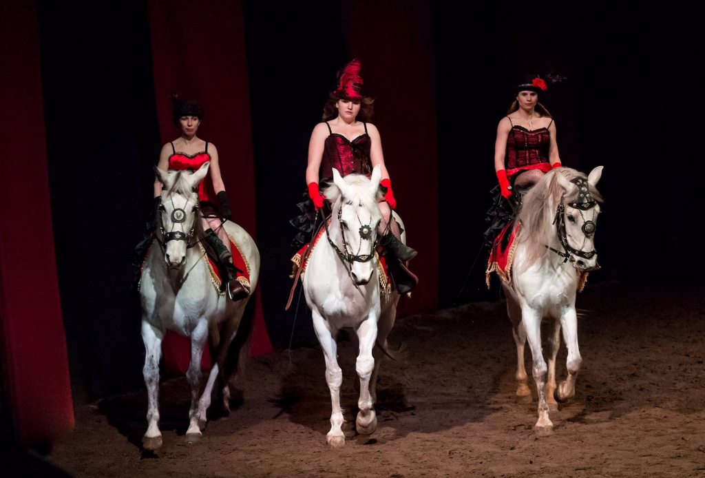 Lenka, Adèle et Samuelle en amazone