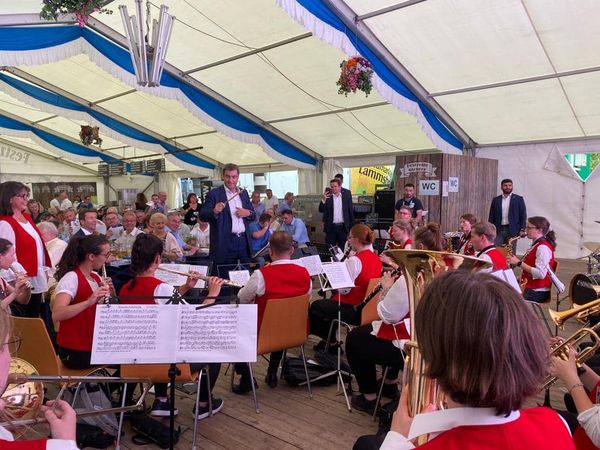 Ministerpräsident Markus Söder beim Dirigieren der Stadtjugendkapelle Zirndorf