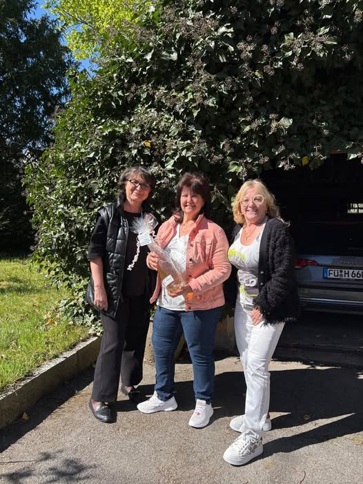 Runder Geburtstag von Bettina Hechtel aus Stein. Links Adelheid Seifert - Rechts Jutta Egerer
