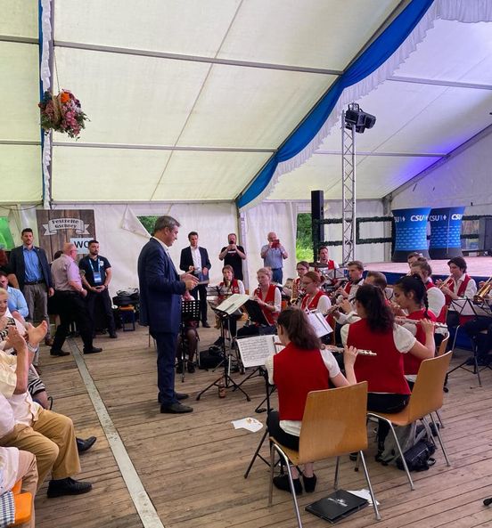 Ministerpräsident Markus Söder beim Dirigieren der Stadtjugendkapelle Zirndorf