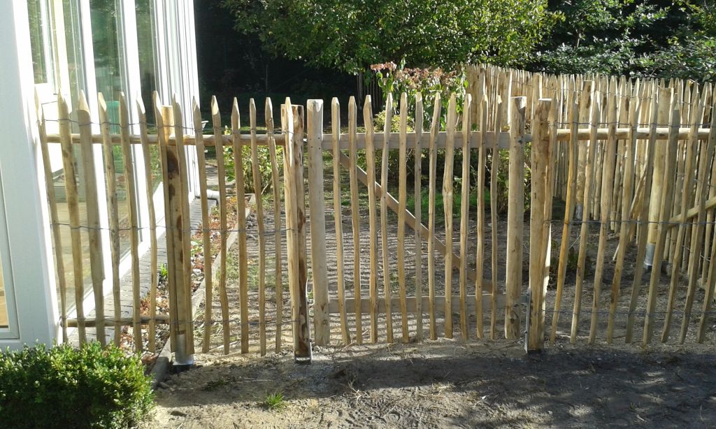 Kastanienzaun 120 cm / 5 cm mit Kastanientor 120 cm 4 cm mit Anschuß an Wintergarten