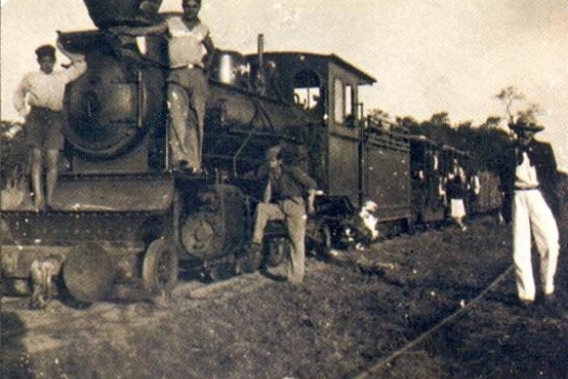 アスンシオン到着後は蒸気機関の汽車で最寄の駅まで移動（※）