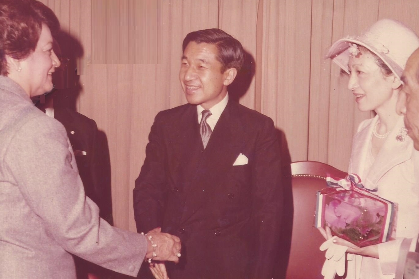 明仁皇太子・美智子妃陛下との面会。写真に時期の記載はないが、1978年の両陛下来パの際の撮影のものと思われる。