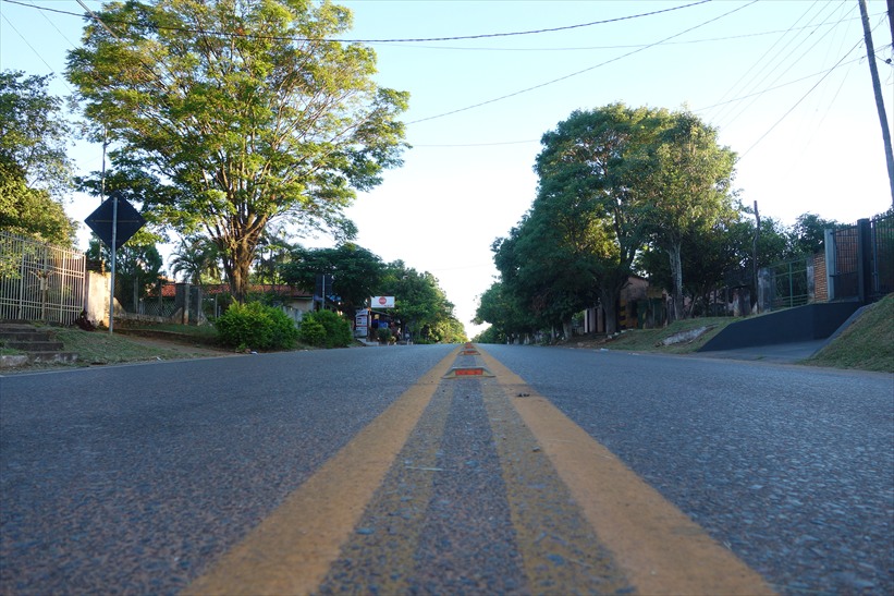 市街地の中央を横切る道路。2018年撮影