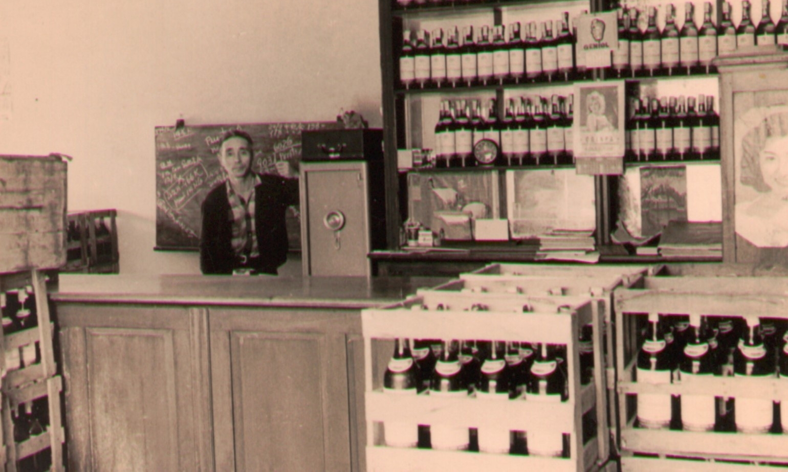 初代販売所内部。写真の人物は1958年より20年間販売所長（※）を務めた奈良米蔵氏