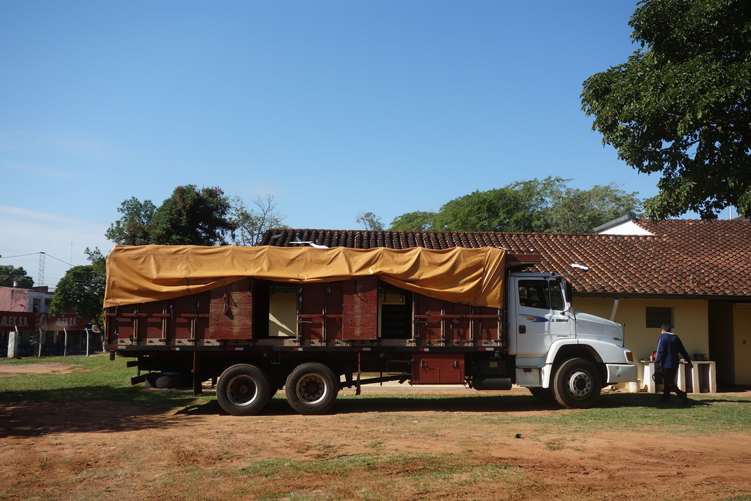 ラ・コルメナの集荷配達用トラック（大）。2018年5月時点で、全3台が稼働している。2018年撮影