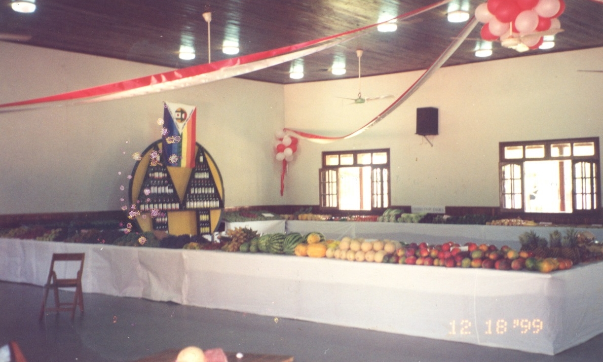 3代目公民館の内部。写真は1999年12月18日開催の農産品品評会