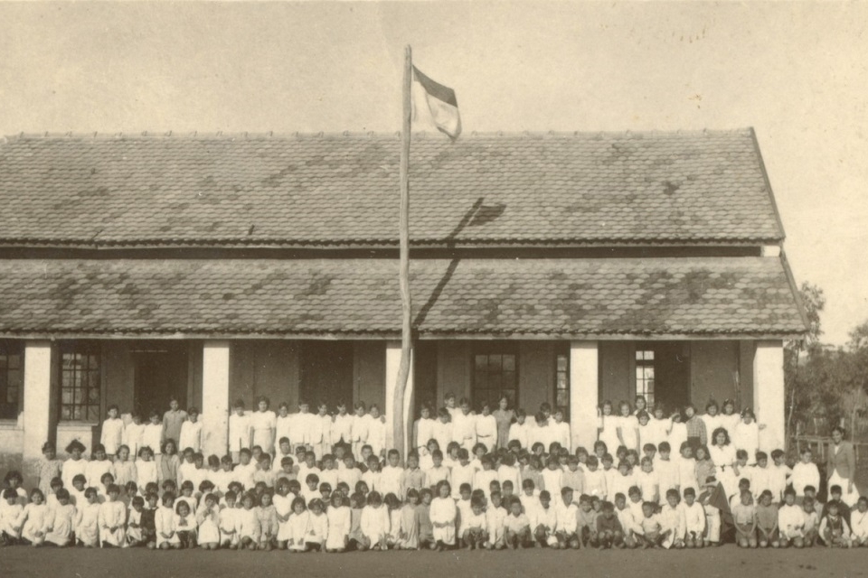 日本語学校は没収の後、国立小学校として利用された。撮影は遅くとも1951年ごろ
