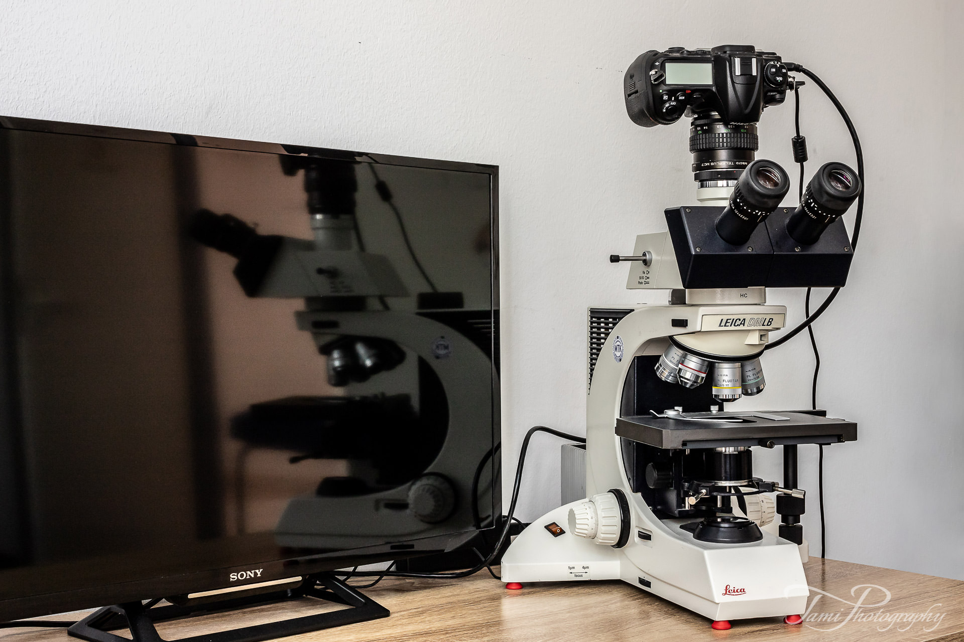 Detailaufnahme eines Mikroskops in einer Arztpraxis in Neu-Ulm – hochwertige Praxisfotografie für medizinische Praxisbilder und technische Ausstattung