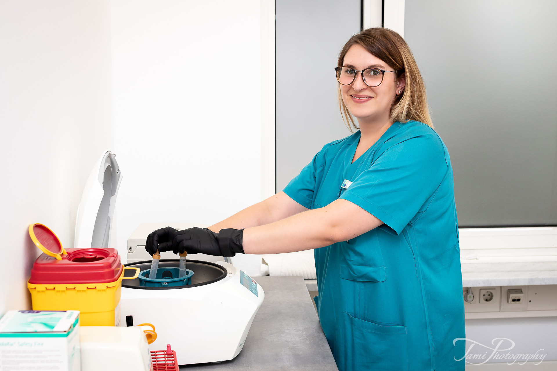Medizinische Laboranalyse in einer Arztpraxis in Ulm – authentische Praxisfotos im Praxisalltag