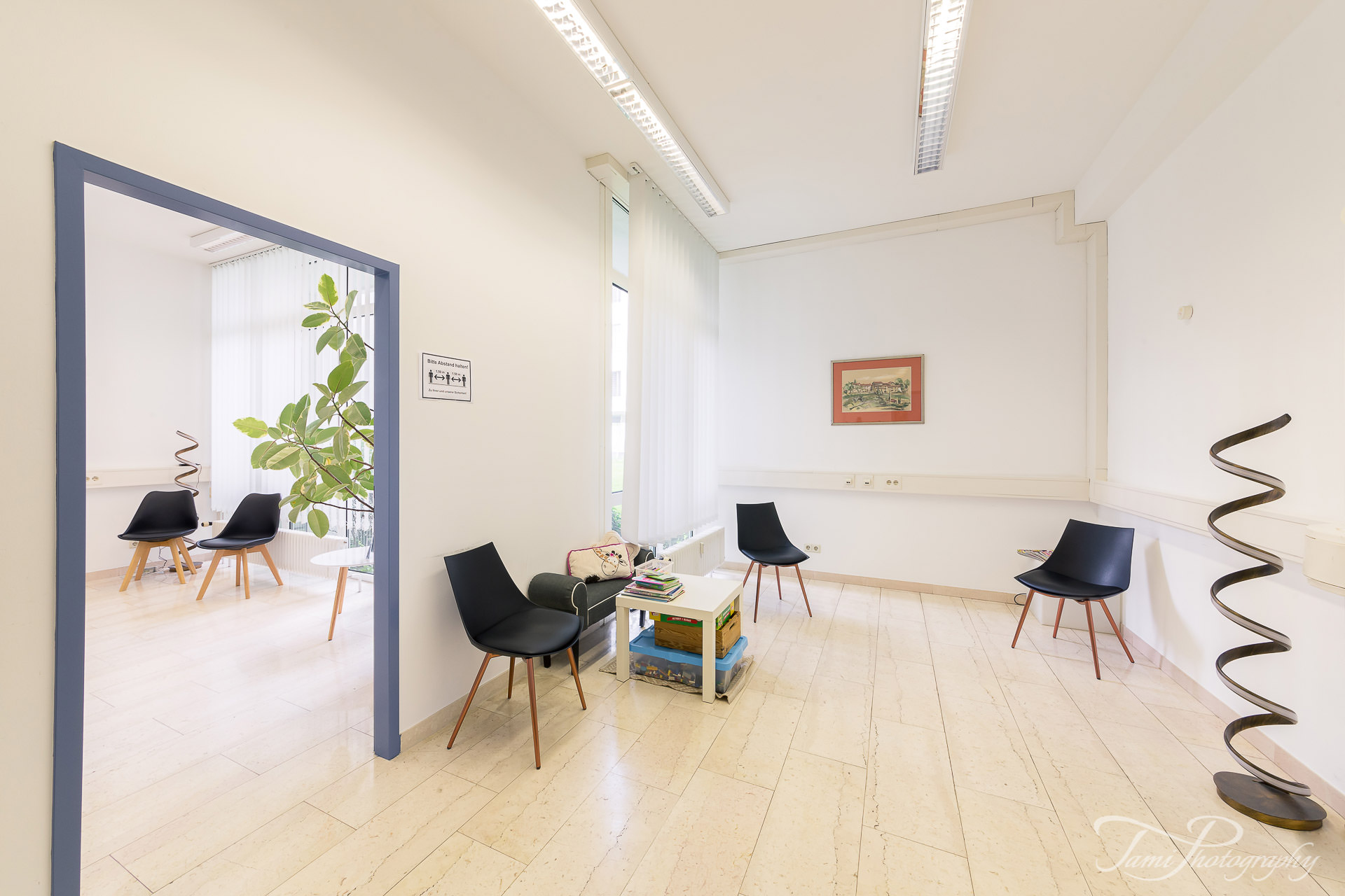 Empfangsbereich einer Arztpraxis in Memmingen – moderne Praxisfotografie für medizinische Einrichtungen