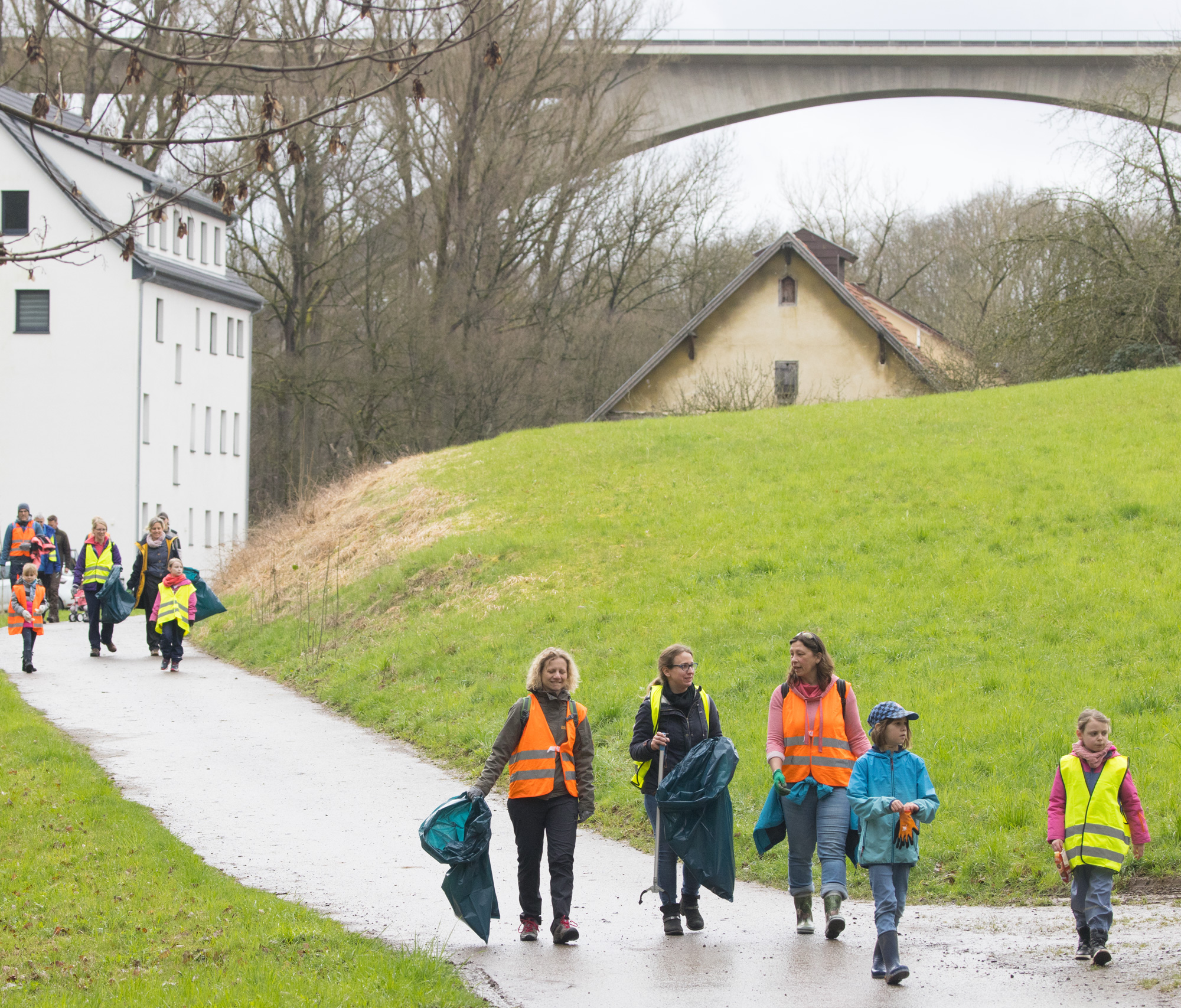 im Glemstal an der Neumühle. An der Neumühle haben sich uns Bewohner spontan angeschlossen,