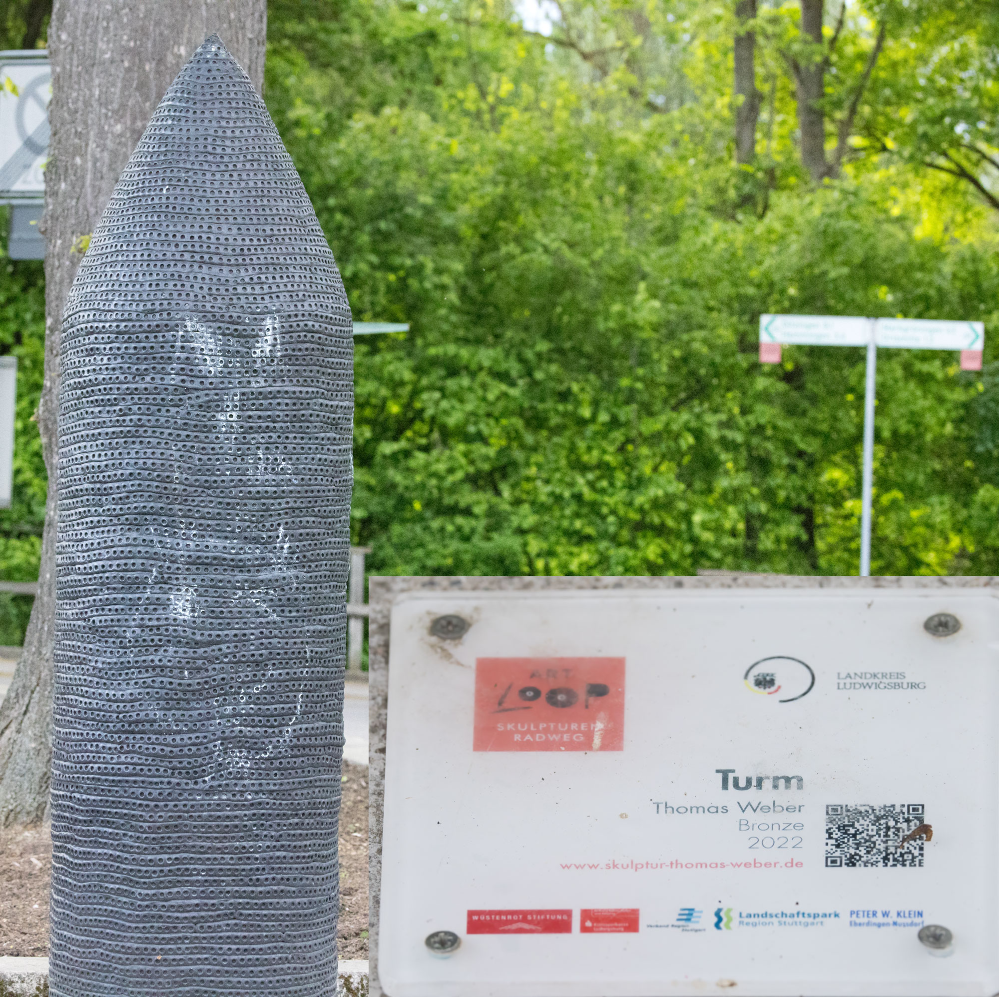 Treffpunkt am Bahnhof Schwieberdingen ist diese sehr umstrittene Bonzeskulptur