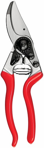 Die Rosenschere Felco No. 8 hat einen angewinkelten Schnittkopf und eigenet sich gut für alle Pflegeschnitte im Garten. www.the-golden-rabbit.de