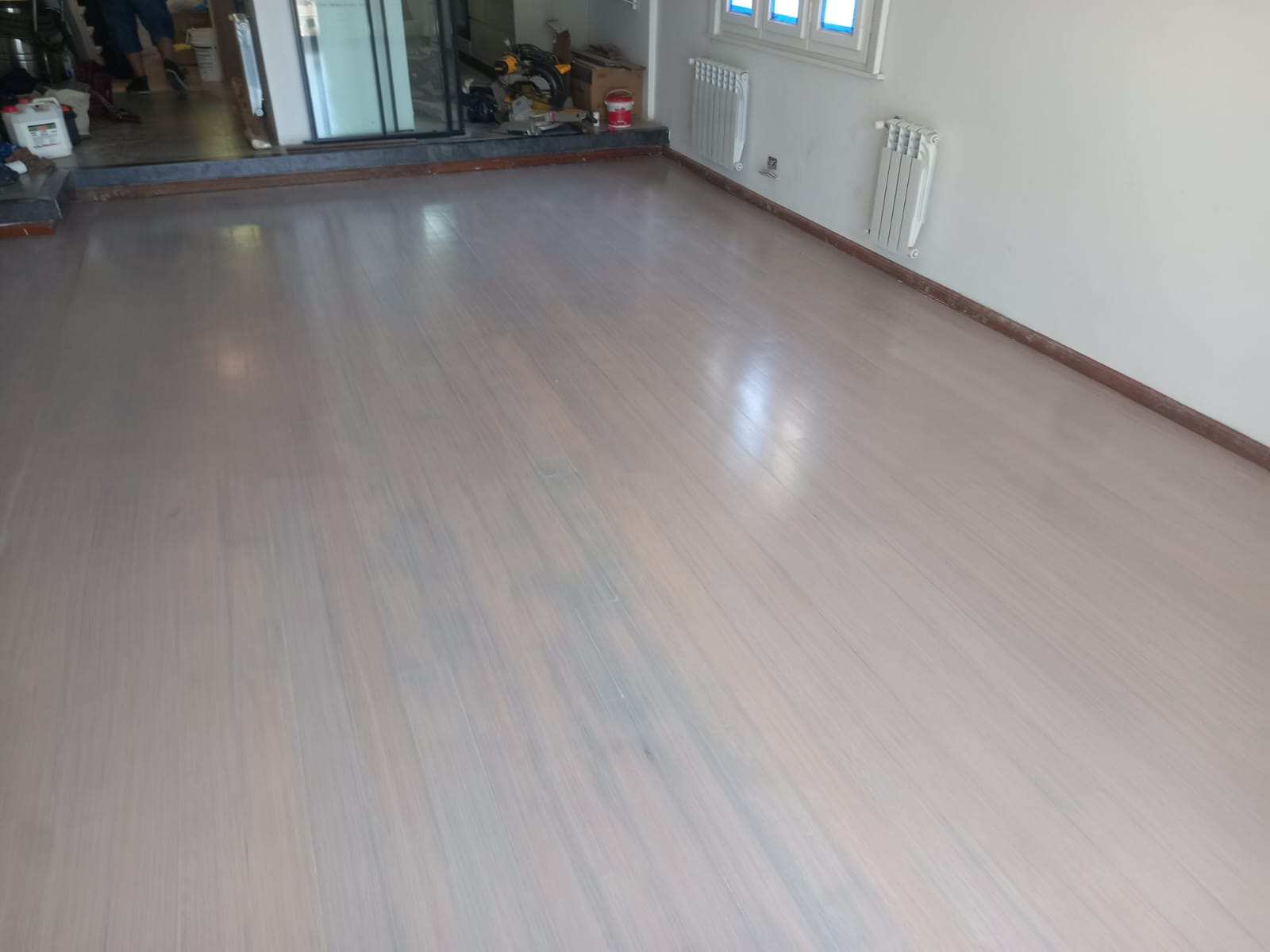 Pisos angelin terminado, blanco mas intenso, pero se puede ver las vetas