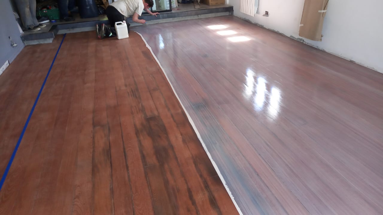 Pintado de blanco piso rojo angelin con algunas manchas