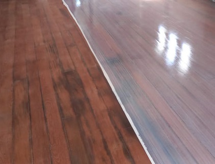 blanqueado de pulido en pisos de madera, probando los colores