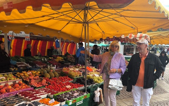 Ein Marktbesuch mit Künstlerfreunden